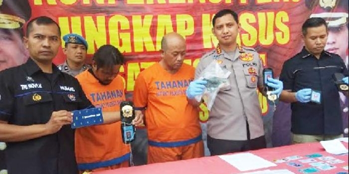 Dua anggota BIN gadungan dan barang bukti yang diamankan.