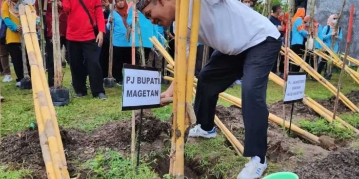 Pj Bupati Magetan Hergunadi bersama perwakilan forkopimda dan OPD melakukan penanaman bibit pohon bambu di eko-eduwisata bambu di Kelurahan Tinap, Kecamatan Sukomoro, Magetan, Jumat (19/1/2024). Foto: Dok. Diskominfo Kabupaten Magetan