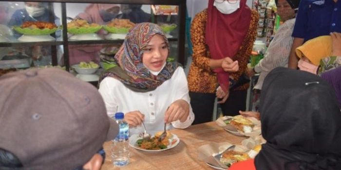 Ipuk saat mengajak masyarakat makan di warung Pasar Rogojampi.