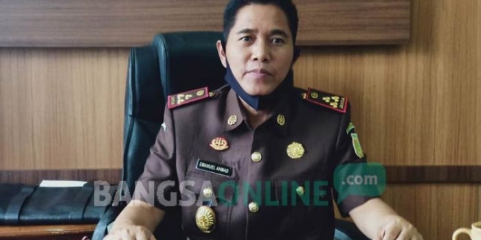 Emanuel Ahmad, Kajari Bangkalan saat ditemui wartawan BANGSAONLINE.com di kantornya, Selasa (21/7).