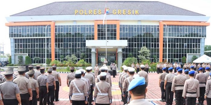 kapolres-gresik-tekankan-etika-dan-kekompakan-personel-di-apel-perdana