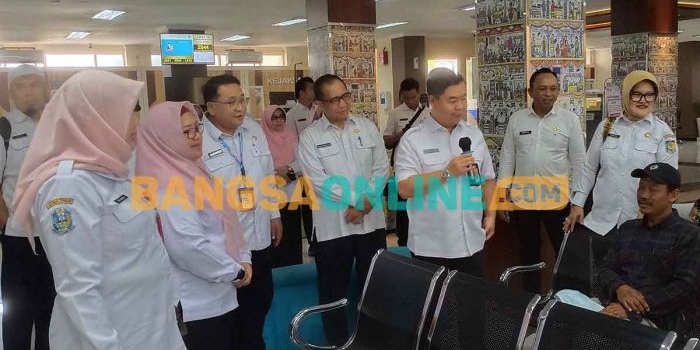 Dirjen Dukcapil Kemendagri, Teguh Setyabudi, saat  didampingi Wakil Bupati Gresik, Aminatun Habibah, saat berdialog dengan pengurus administrasi kependudukan di MPP. Foto: SYUHUD/BANGSAONLINE