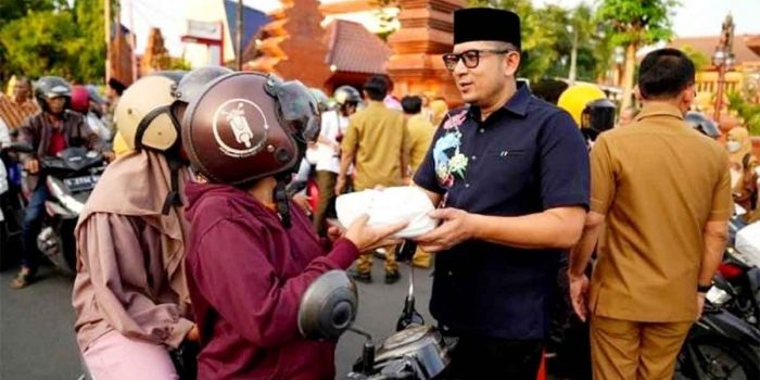 Pj Wali Kota Mojokerto, Moh. Ali Kuncoro, saat membagikan takjil untuk masyarakat.