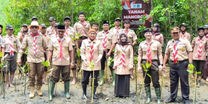 gubernur-khofifah-apresiasi-pramuka-jatim-atas-program-bedah-rumah-dan-nandur-mangrove