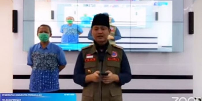 Bupati Arifin didampingi Plt Kepala Dinkes saat mengumumkan kesembuhan salah satu pasien Covid-19, dari ruang Smart Center Trenggalek. foto: HERMAN/ BANGSAONLINE