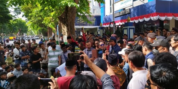 massa-dari-4-kabupaten-luruk-kantor-bea-cukai-madura-ketua-lsm-bidik-ungkap-hasil-mediasi