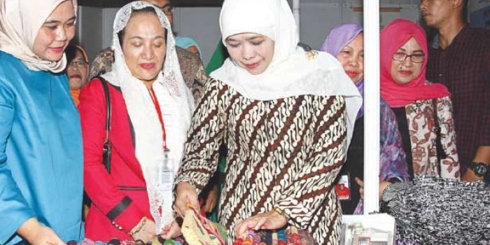 Ketua Umum PP Muslimat Khofifah Indar Parawansa meninjau stan pameran dalam pembukaan expo di arena kongres XVII Muslimat NU di Asrama Haji, Pondok Gede, Jakarta Timur.