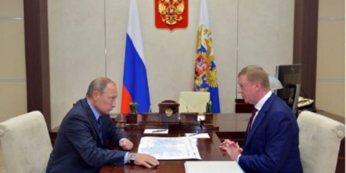 Ajudan Putin, Anatoly Chubais (kanan) saat bersama Putin. Ia merupakan pejabat senior Kremlin pertama yang mengundurkan diri sejak Rusia menginvasi Ukraina. Foto: REUTERS/ Sindonews.com