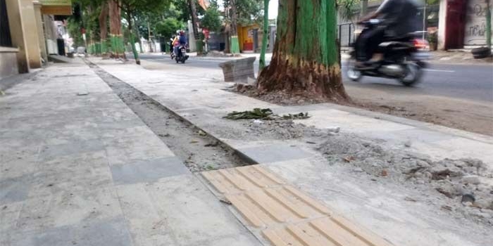 Proyek renovasi trotoar di sepanjang jalan Basuki Rahmat yang belum rampung.
