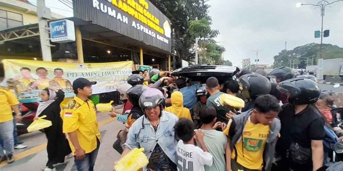ampg-jatim-dan-sidoarjo-tebar-ratusan-takjil-untuk-masyarakat