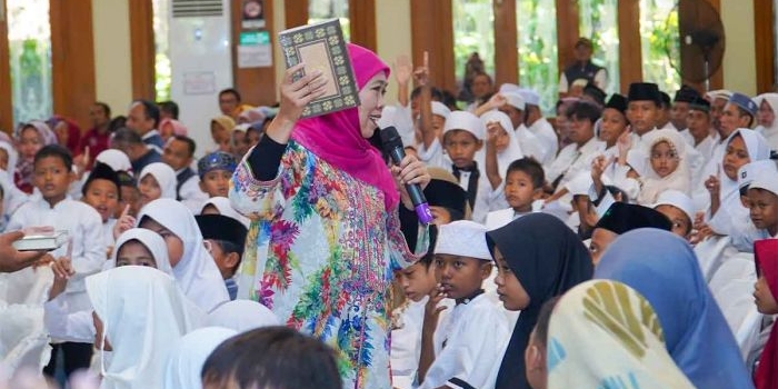 Ketua Umum PP Muslimat NU, Khofifah Indar Parawansa, saat memacu semangat anak yatim se-Kota Probolinggo.