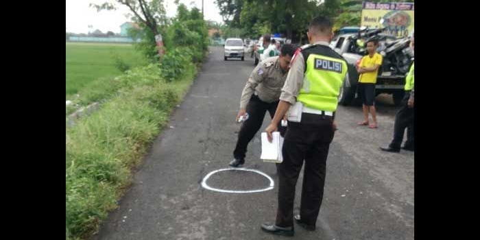Petugas saat melakukan olah TKP.