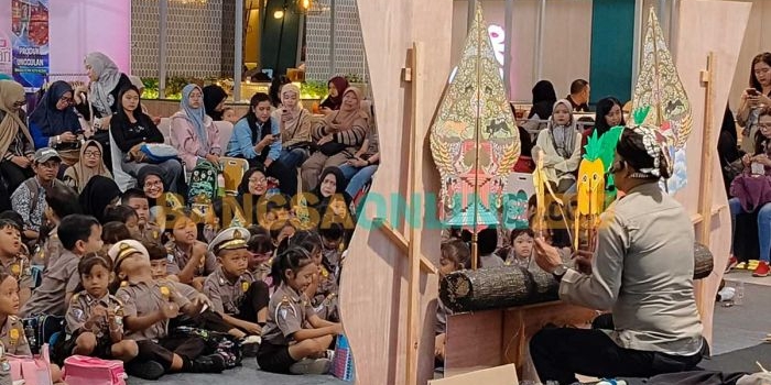 Kapolsek Kediri Kota, Kompol Bowo Wicaksono, saat mendalang di hadapan anak-anak TK Kemala Bhayangkari 41 dan 42. Foto: MUJI HARJITA/BANGSAONLINE