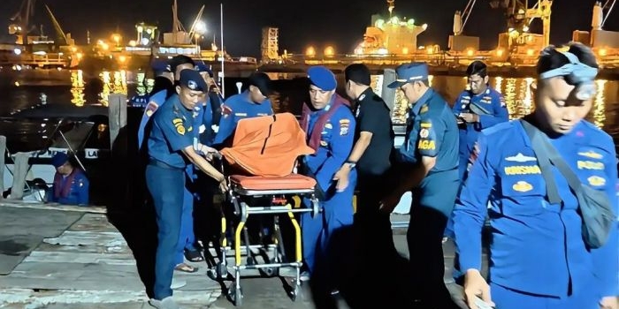 Petugas saat evakuasi jenazah penumpang perahu yang meninggal akibat tenggelam. foto: ist.
