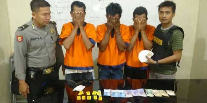 AKIBAT ISENG: Para tersangka judi diamankan di Mapolsek Manyar. foto: syuhud/ BANGSAONLINE