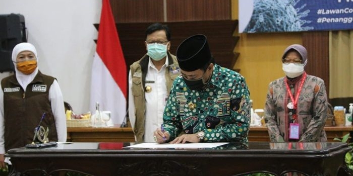 TEKEN: Wabup Sidoarjo meneken komitmen bersama penanganan Covid-19, di gedung Grahadi Surabaya, Kamis (11/6). foto: ist.