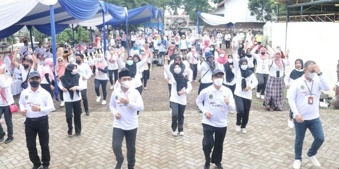 Wakil Wali Kota Pasuruan Adi Wibowo (depan dua dari kiri) ikut senam bersama pegawai Rumah Sakit Dr. R. Soedarsono dalam peringatan Hari Kesehatan Nasional (HKN).