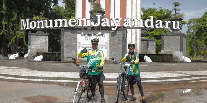 Pesepeda asal Bogor, Abdul Basith (65) dan Djamil (59), saat berada di Monumen Jayandaru, Sidoarjo.