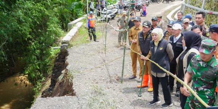 gubernur-khofifah-tinjau-banjir-probolinggo-pastikan-efektivitas-penanganan-dan-salurkan-bantuan