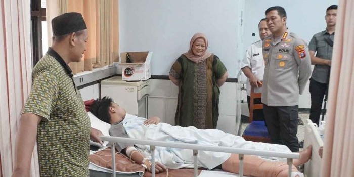 kapolresta-sidoarjo-jenguk-santri-ponpes-al-khoziny-di-rsud-r-t-notopuro