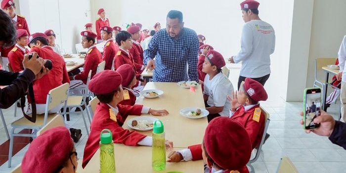 kembangkan-sekolah-rakyat-bupati-gresik-bersama-sekjen-kemensos-ri-visitasi-ke-srt-45-semarang