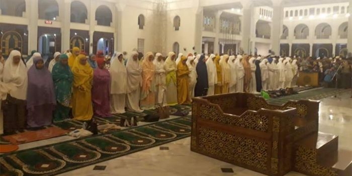 Khofifah bersama ratusan jamaah Masjid Agung Nasional Al Akbar Surabaya melaksanakan salat gaib dan tahlil untuk Mbah Moen. foto: DIDI ROSADI/ BANGSAONLINE