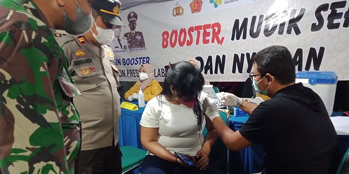 Polsek Prigen membuka gerai vaksinasi booster bagi warga yang berniat mudik Lebaran di depan Hotel Surya dan pintu langit.