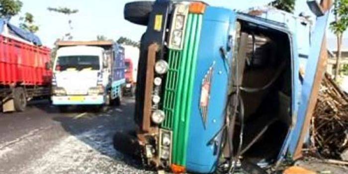 Truk yang terguling usai kecelakaan. (soewandito/BANGSAONLINE)