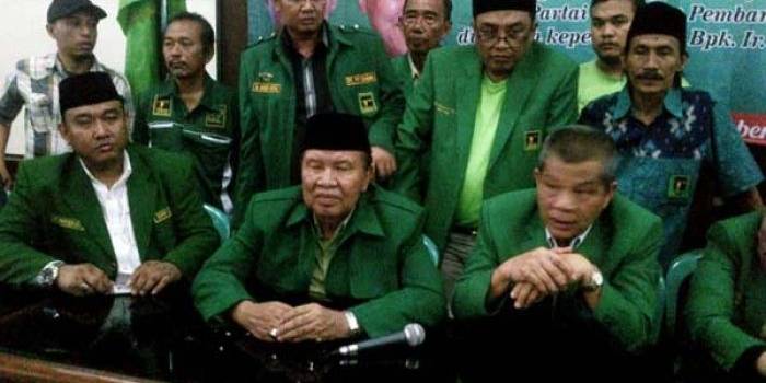 Ketua DPP PPP Ibnu Hajar Dewantara didampingi H Masjkur Hasyim dalam konferensi persnya. foto: didi rosadi/BANGSAONLINE