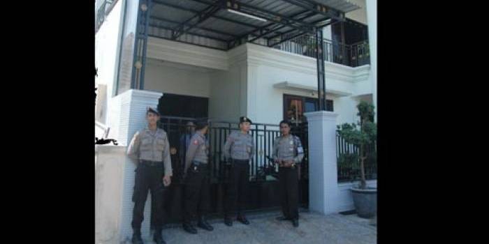 Rumah Hadi Ahmaji dijaga ketat oleh polisi usai perampokan. (foto: rony suhartomo/BANGSAONLINE)