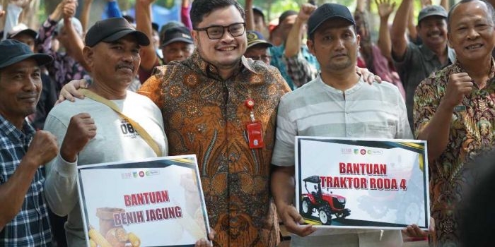 bupati-kediri-salurkan-bantuan-benih-jagung-dan-traktor-untuk-petani-ngadiluwih