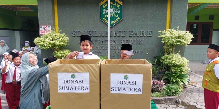 siswa-sd-nu-pelem-kediri-galang-donasi-untuk-korban-bencana-sumatra-dan-aceh