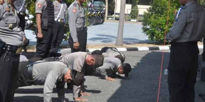 Kapolres Magetan memberikan hukuman push-up kepada anggota yang kedapatan kendaraannya masih tampak kotor saat Sidak dalam apel operasi ketupat 2015. (foto: nanang/BANGSAONLINE)