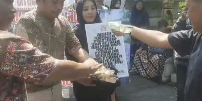 selalu-mangkir-dari-panggilan-kpk-warga-sidoarjo-gelar-donasi-dan-segel-rumah-dinas-gus-muhdlor