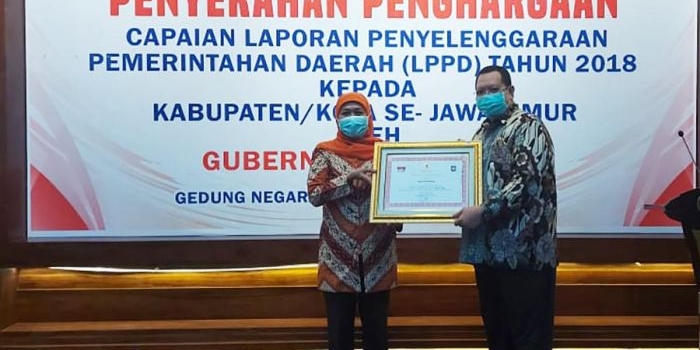 Penghargaan LPPD diserahkan oleh Gubernur Jatim Khofifah kepada Pjs. Wali Kota Pasuruan, Dr. Ardo Sahak, S.E., M.M.