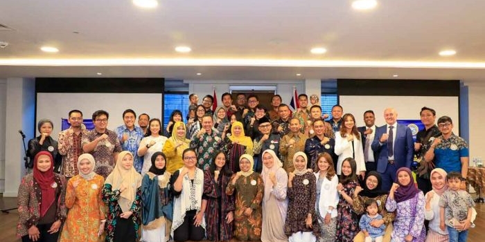 Gubernur Khofifah bersama PC IKA Unair Chapter UK.