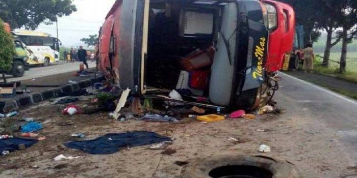 Kondisi Bus Tiara Mas yang ditumpangi rombongan perangkat desa Kecamatan Sukodono, Kabupaten Sidoarjo terguling di Kudus, Jawa Tengah, Minggu (8/5) dinihari. foto: ist