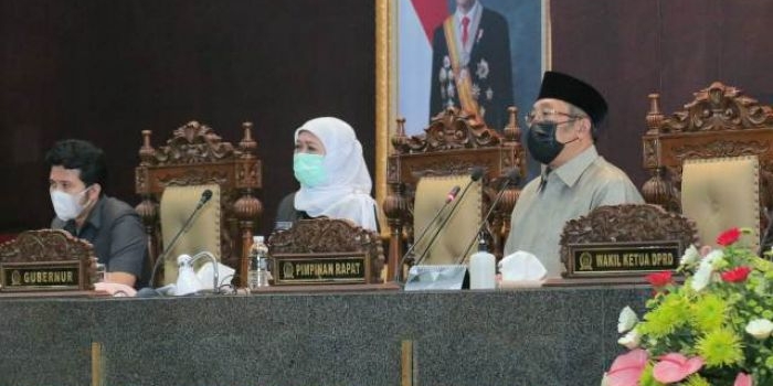 Gubernur Jawa Timur Khofifah Indar Parawansa saat membacakan Nota Keuangan Raperda Pertanggungjawaban APBD Provinsi Jatim TA. 2020 dalam Sidang Paripurna di DPRD Provinsi Jatim, Senin (14/6). foto: ist