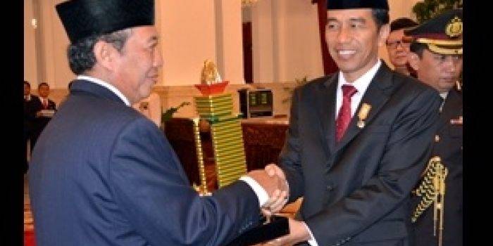 Bupati Tuban ketika menerima penghargaan Samkaryanugraha Parasamya Purnakarya Nugraha di istana negara. (Suwandi/BANGSAONLINE)