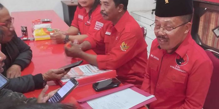 punjul-santoso-kembalikan-formulir-pendaftaran-bacawali-batu-ke-kantor-dpc-pdip