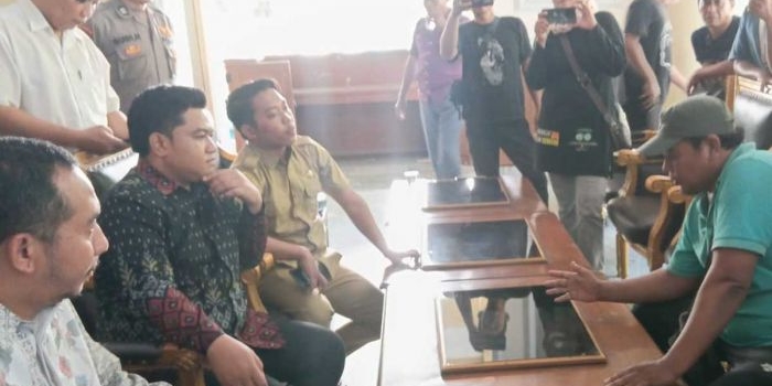 pkl-korban-gusuran-kali-avoor-bertahan-43-hari-di-dprd-gresik