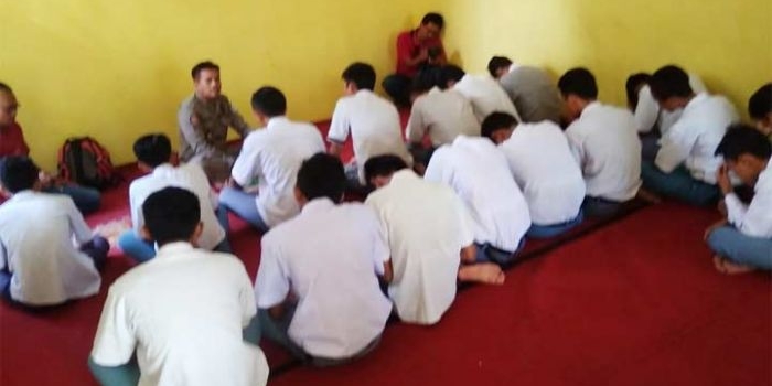 Para siswa yang kedapatan bolos sekolah mendapatkan pengarahan.