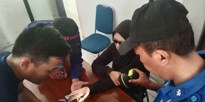 Korban saat dilakukan pelepasan cincin yang tidak bisa keluar di jarinya oleh petugas Dinas Pemadam Kebakaran Kabupaten Ngawi, Selasa (1/11/2022)