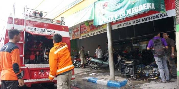 Petugas pemadam kebakaran sesaat setelah memadamkan genset yang terbakar. foto: rony suhartomo/ BANGSAONLINE