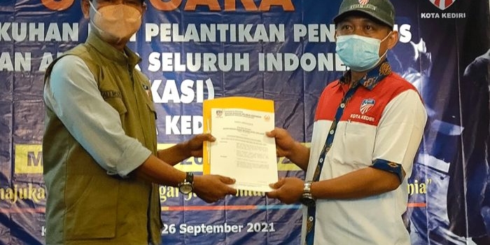 Ketua Umum Pengurus Provinsi Ikasi Jawa Timur, Ali Ruchi (kiri) saat menyerahkan SK kepada Ketua Umum Pengkot Ikasi Kota Kediri, Katino. Foto: MUJI HARJITA/ BANGSAONLINE.com