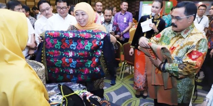 Khofifah saat meninjau booth salah satu pelaku usaha dalam misi dagang yang digelar tahun 2019 lalu.