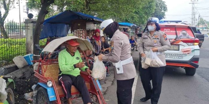 Polwan Polres Jombang saat bagikan nasi bungkus ke tukang becak.