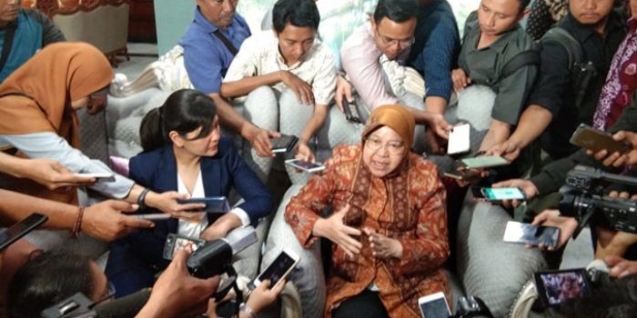 Wali Kota Risma bersama Sekjen PSSI Ratu Tisha Destria saat memberikan keterangan kepada awak media. foto: YUDI A/ BANGSAONLINE