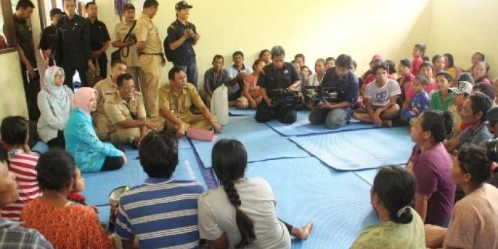 Bupati Kediri dr. Hj. Haryanti Sutrisno saat menjenguk korban longsor di Desa Blimbing Kecamatan Mojo. (Arif Kurniawan/BangsaOnline.com)