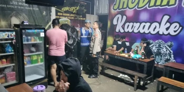 razia-jelang-nataru-polisi-amankan-puluhan-liter-tuak-dan-bir-dari-warung-karaoke-di-lamongan